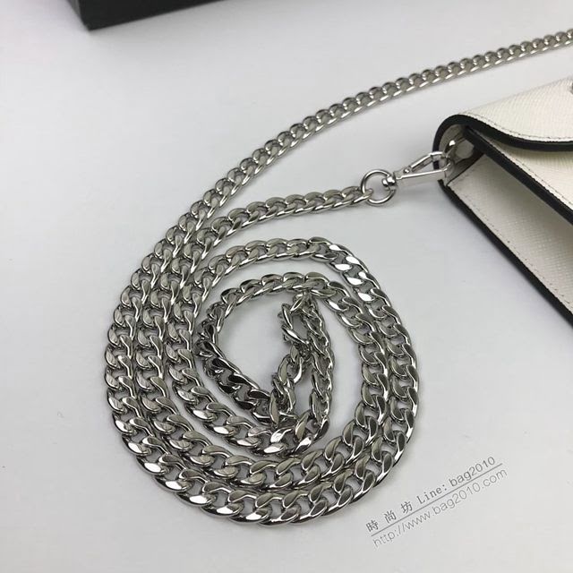 prada女包 普拉達最新聖誕限量款系列 1DH044 月兔徽章 PRADA女士斜挎迷你包 prada翻蓋鏈條女包  pyd2282